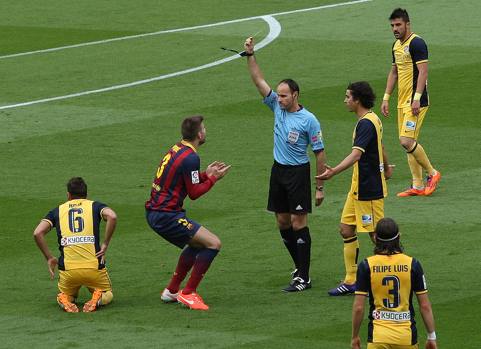 Subito un giallo per Piquè. E&#39; battaglia dal primo secondo. Afp